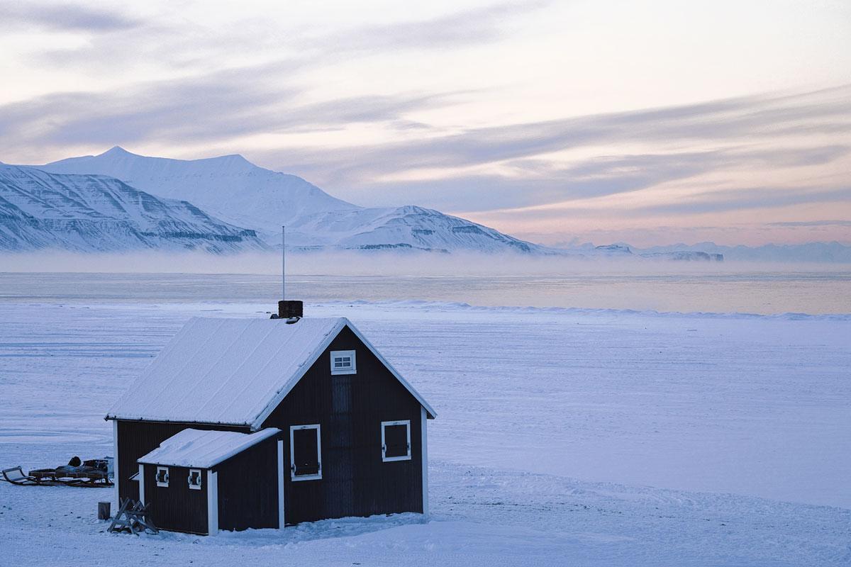 Een huisje in Tempelfjorden, waar af en toe ijsberen passeren.