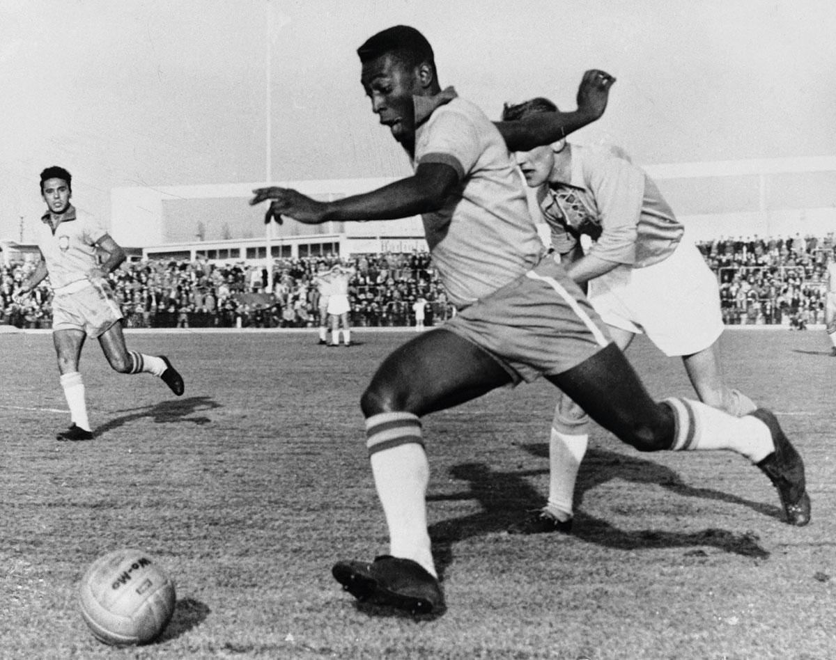 Een beeld van 8 mei 1960. De toen 19-jarige Pelé drijft de bal op in een oefenwedstrijd tegen het Zweedse Malmö. De legendarische spits was al wereldkampioen op zijn zeventiende. Er zijn de laatste decennia vele zogeheten 'nieuwe Pelés' opgestaan, maar geen enkele is in de voetsporen van 'O Rei' kunnen treden. Lukt het Endrick wel?