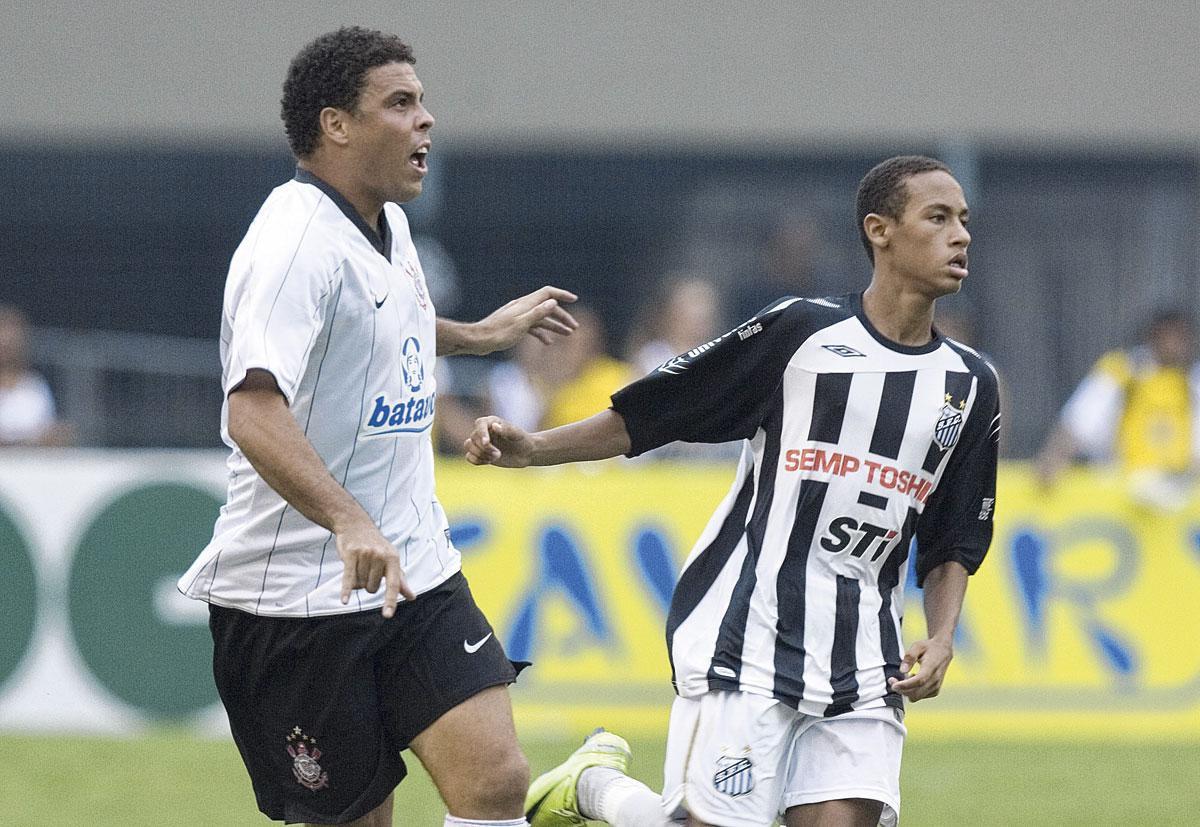 Het valt ook op in de recent verschenen Netflixdocumentaire Neymar: The Perfect Chaos: als tiener was Neymar een schriel mannetje. Hier neemt hij het in 2009 als 17-jarige Santosspeler op tegen Ronaldo, die zich in de nadagen van zijn carrière voortbewoog bij Corinthians.