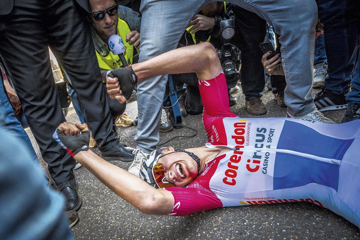 Mathieu van der Poel snakt naar adem na zijn miraculeuze comebackzege in de Amstel Gold Race van 2019.