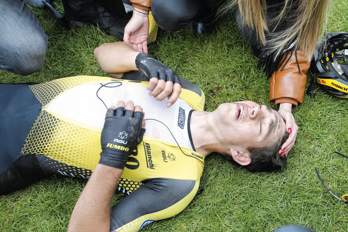 Wout van Aert, compleet kapot na Parijs-Roubaix 2019.