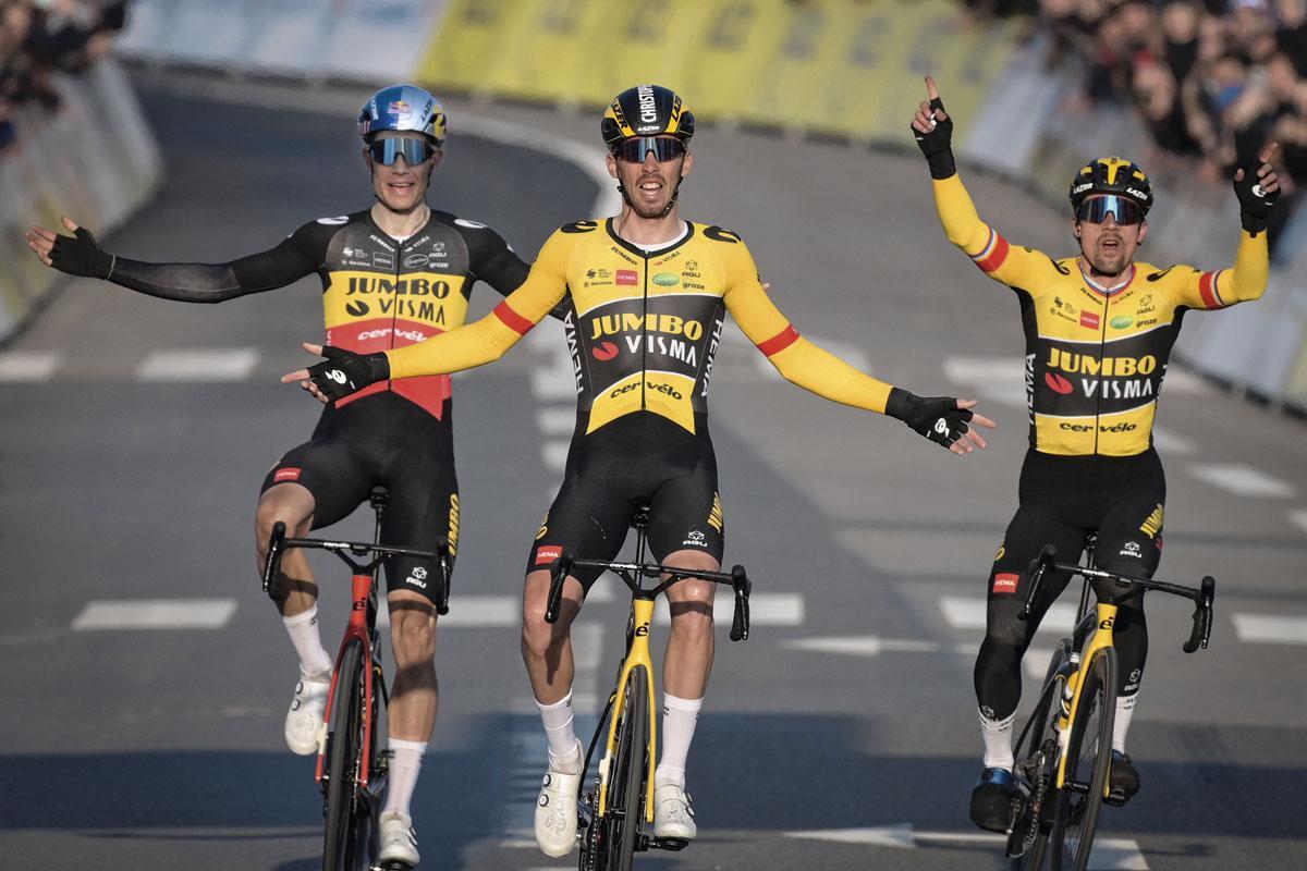 Wout van Aert koos dit jaar voor Parijs-Nice als aanloop naar de Ronde van Vlaanderen. Met meteen succes in de eerste rit, als derde na ploegmaats Christophe Laporte en Primoz Roglic.