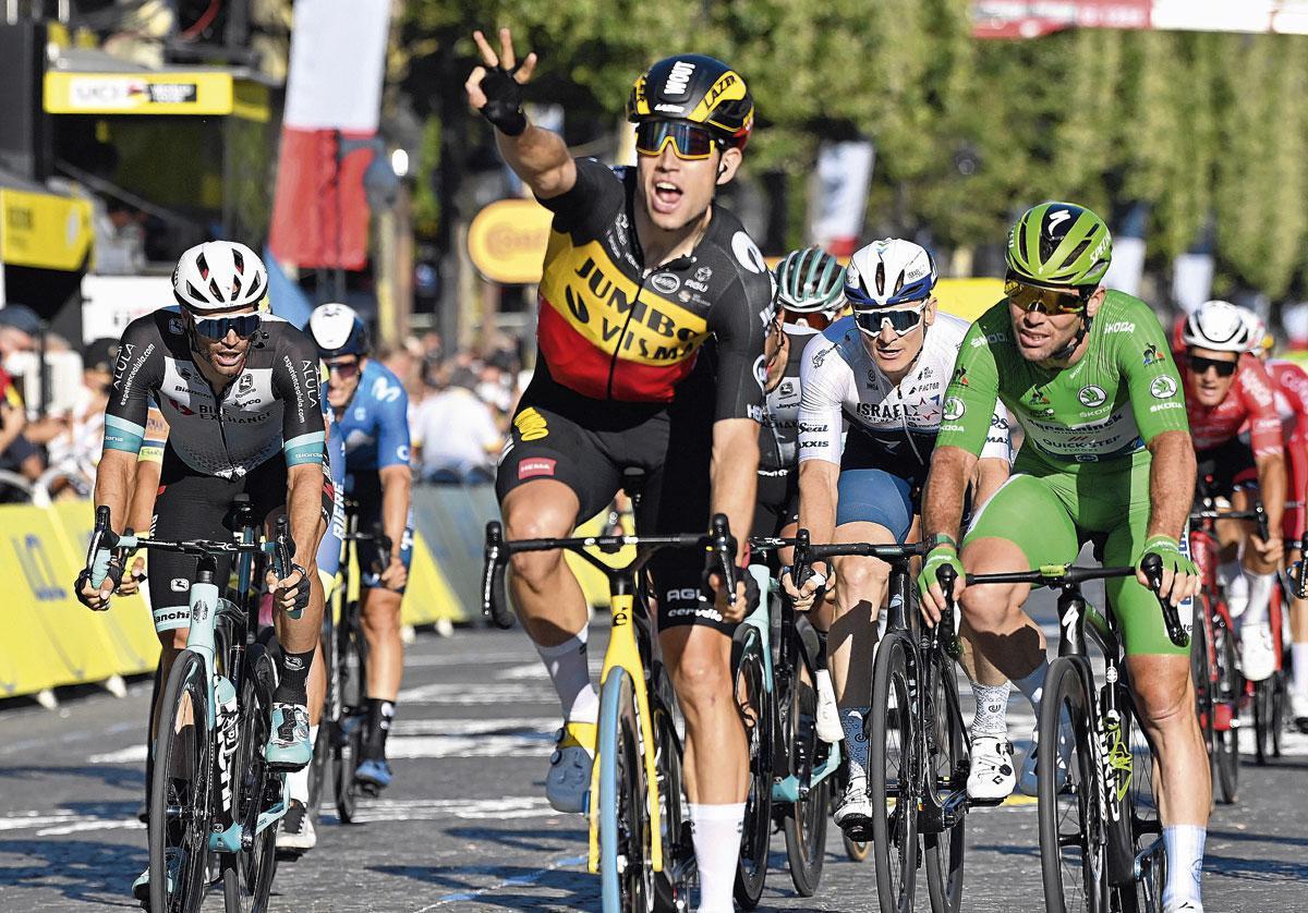 Wout van Aert wint de slotrit van de Tour 2021 en vervolledigt een uitzonderlijke trilogie.