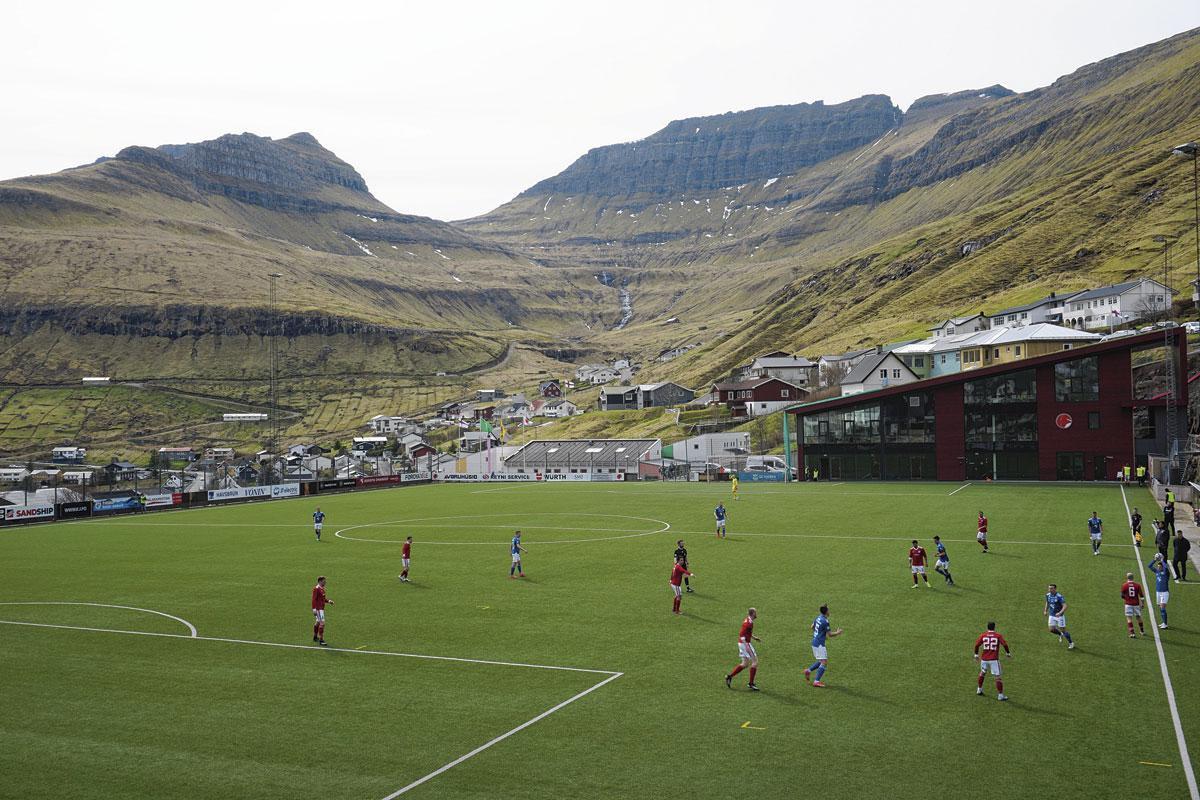 Fuglafjørður De tribune, die werd uitgehouwen uit een rotsblok, is omzoomd door een weg en geeft de kijker een panorama van 360 graden over de bergen, een waterval en de oceaan.