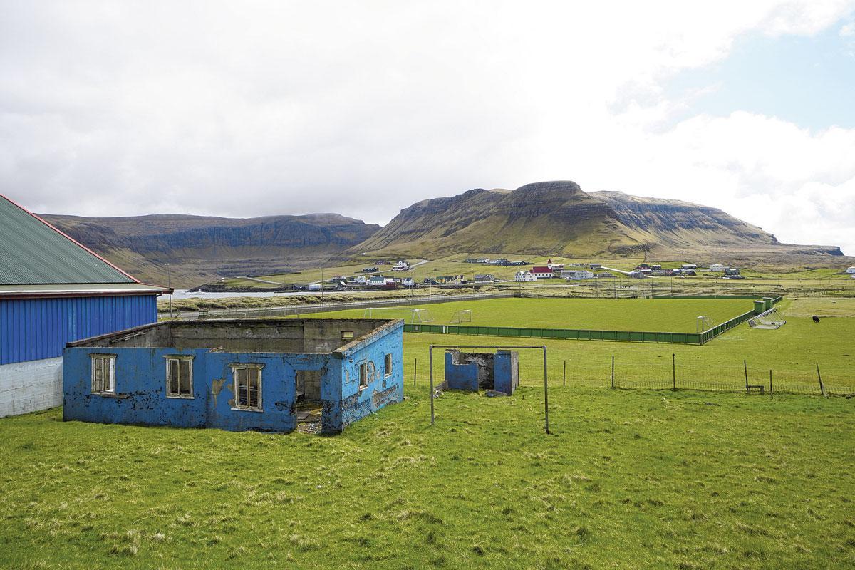 Hvalba Dit is het enige grasveld dat de archipel rijk is. Hier speelt Royn Hvalba, de trotse derdeklasser van Suðuroy, het zuidelijk gelegen eiland dat enkel per boot bereikbaar is.