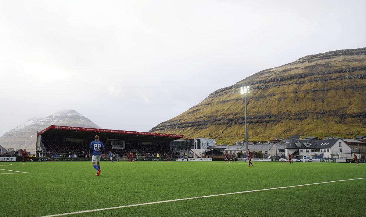 Klaksvík De vishoofdstad en op een na grootste stad van het land (5000 inwoners), heeft de meest hartstochtelijke supporters van de competitie. De Faeröerse versie van Standard speelt enkele keren per seizoen de clásico tegen HB Tórshavn.