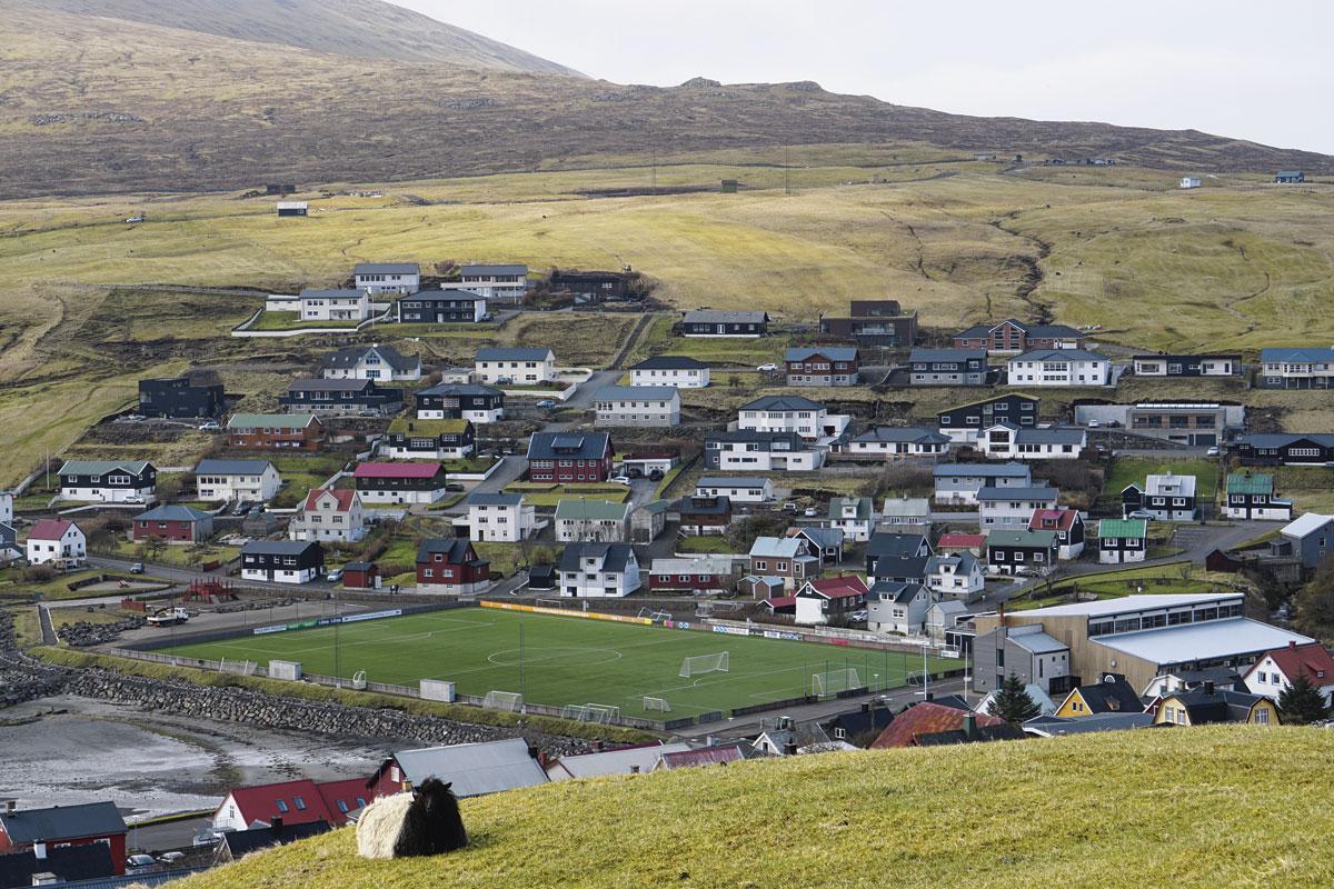 Miðvágur De eeuweling speelt in vierde klasse, het laagste voetbalechelon in het land, en tijdens de wedstrijden keert een schaap hen zowaar de rug toe.
