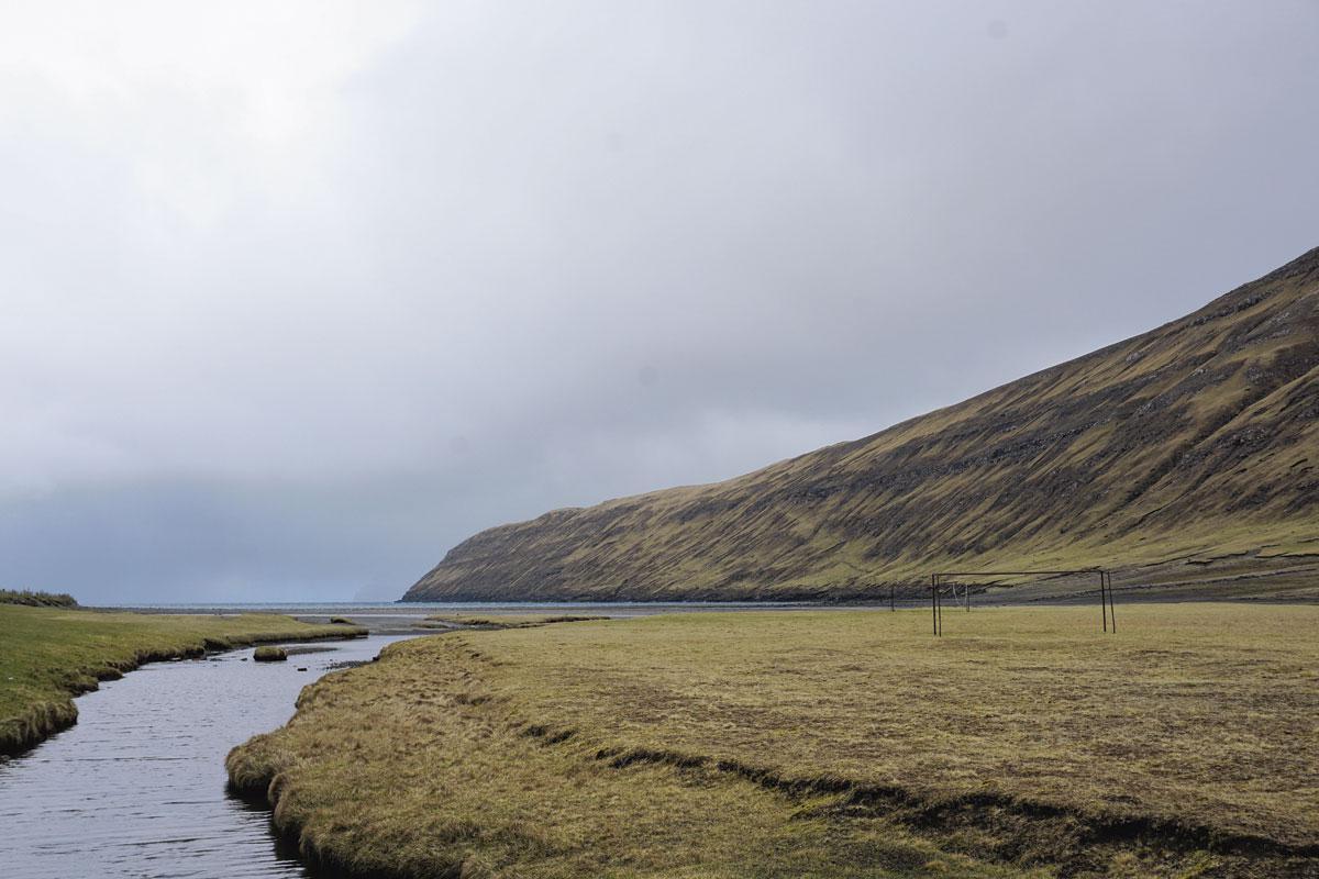 Sandvík Het veld kan een opknapbeurt gebruiken. Tijdens de koude wintermaanden, hebben de inwoners op zondag de keuze tussen een breisessie en een partijtje voetbal.