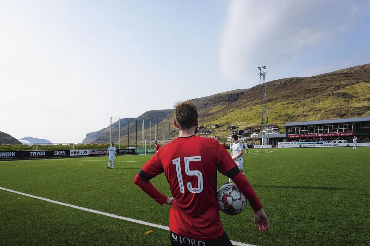 Tórshavn Tórsvøllur, een stadion in de hoofdstad Tórshavn, kan zowat twaalf procent van de totale bevolking ontvangen om de nationale mannen- en vrouwenploeg te komen aanmoedigen. Vrouwen en mannen die al vier jaar dezelfde vergoeding krijgen.