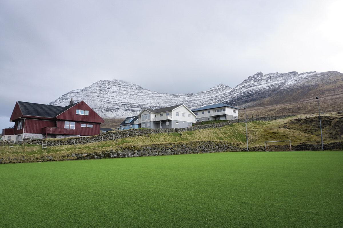 Viðareiði Het meest noordelijke punt van de Faeröer ligt op het eiland Viðoy. Je vindt er de agora space van Viðareiði. Daarachter ligt Kaap Enniberg (754 meter), die de hoogste verticale klif van Europa herbergt.