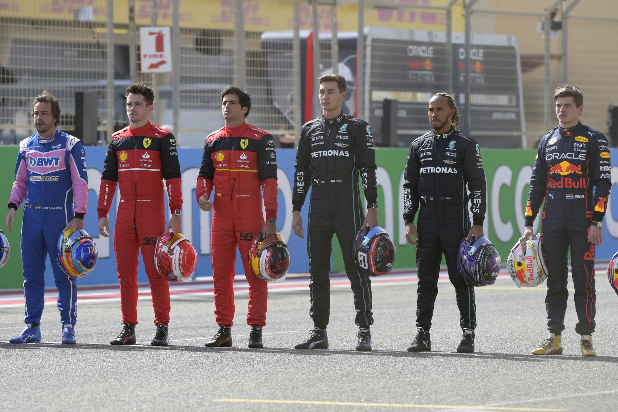 De nieuwe en oude generatie F1-rijders met Fernando Alonso, Carlos Sainz jr., George Russell, Lewis Hamilton en Max Verstappen.