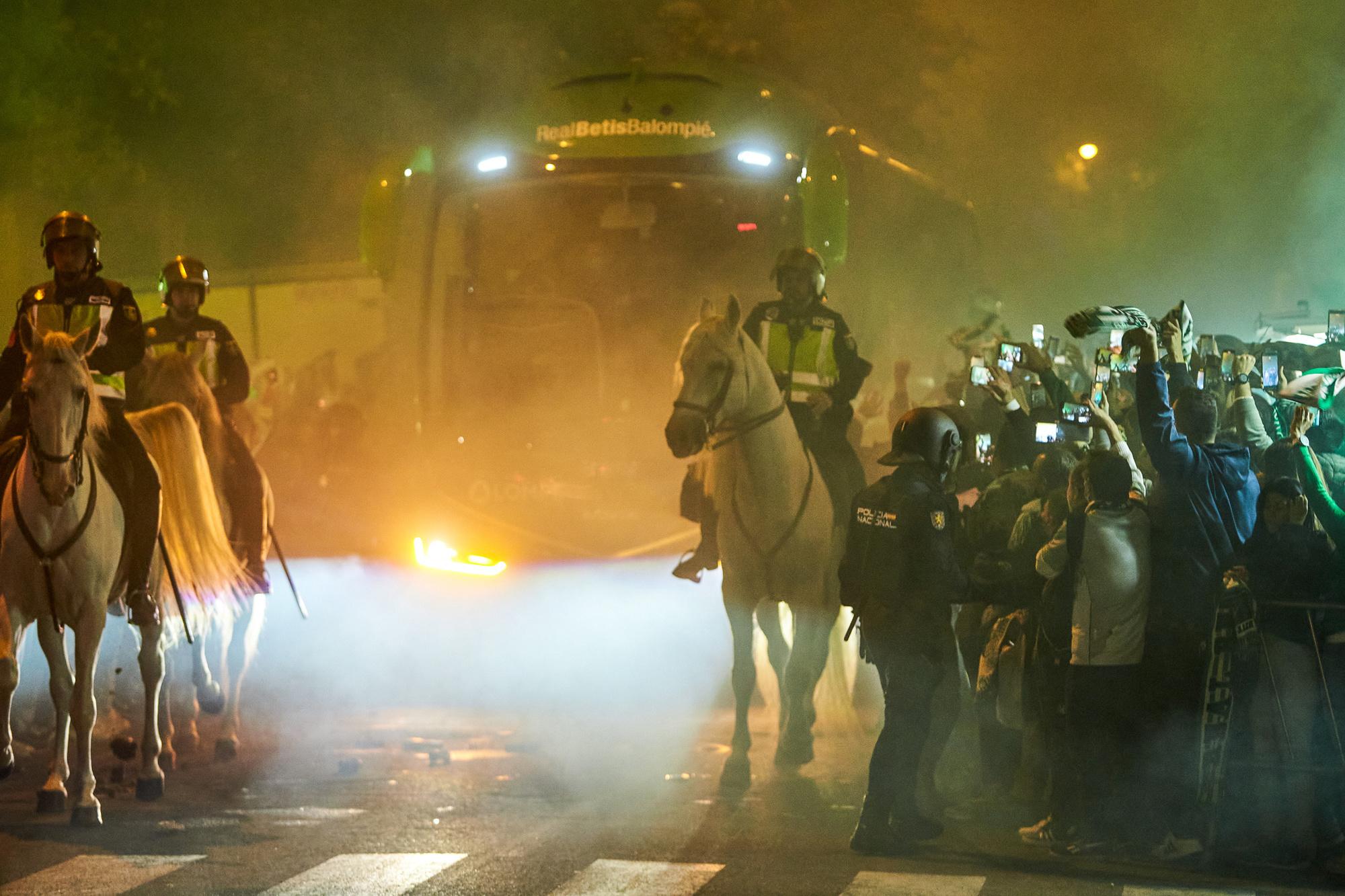 Politie begeleidt de bus van Real Betis op weg naar de derby van Sevilla.