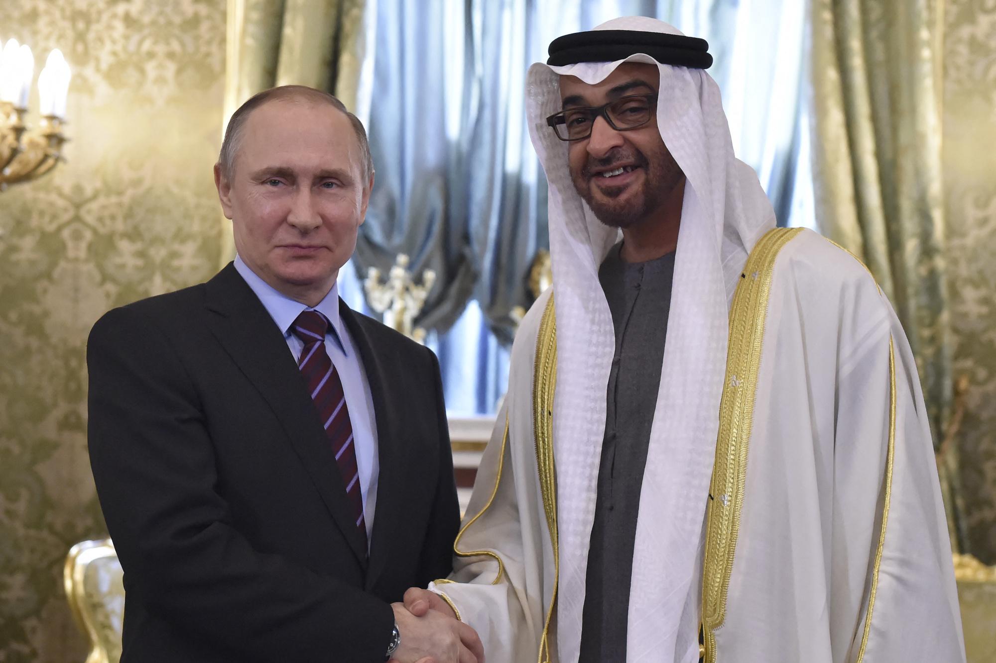 Vladimir Poetin en Mohammed Bin Zayed tijdens een ontmoeting op het Kremlin in 2017