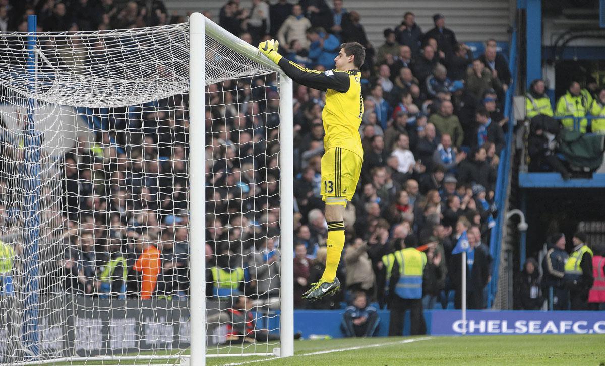In 2014 bij Chelsea: Thibaut Courtois viert een doelpunt van zijn ploeg op zijn manier.