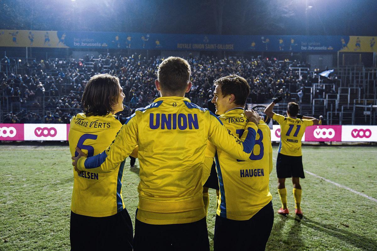 Of het nu om een overwinning tegen Cappellen of Charleroi gaat, de viering met de geel-blauwe supporters is een verplicht nummer.