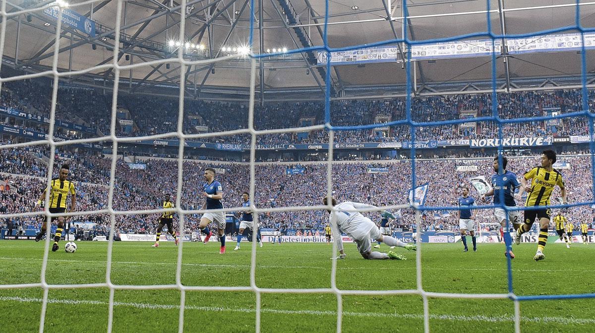 Pierre-Emerick Aubameyang staat op het punt om de doelman van Schalke 04 te verschalken. Deze derby uit 2017 zou uiteindelijk eindigen op 1-1.