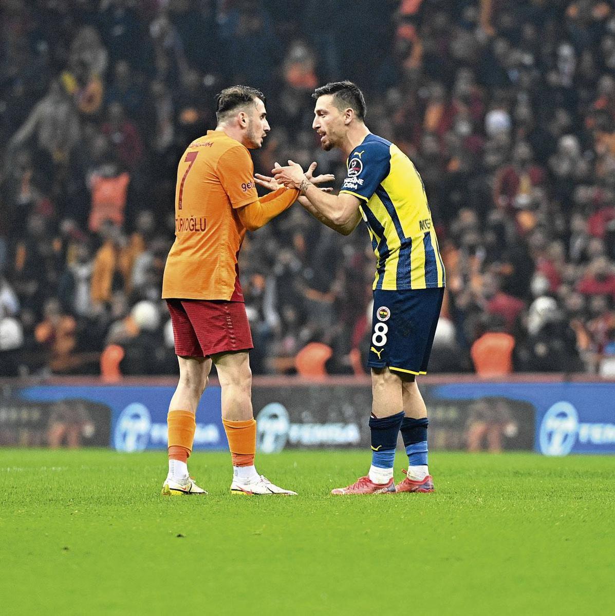 Kerem Aktürkoglu en Mert Hakan Yandas in een verhit onderonsje tijdens Galatasaray-Fenerbahçe.Extra information