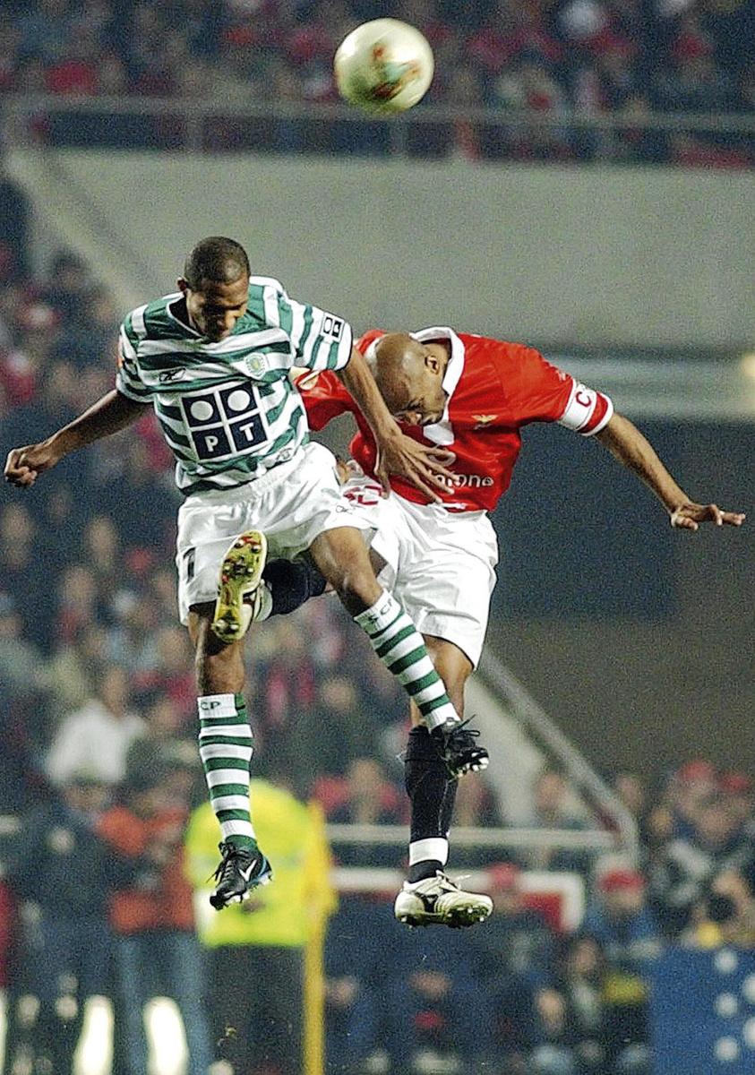 Benfica-Sporting Clube staat garant voor een bitsige strijd. Hier gaan Liédson en Hélder een kopduel aan in de derby van 2004.