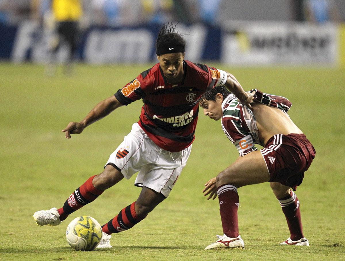 Ronaldinho geeft Darío Conca het nakijken tijdens Flamengo-Fluminense op 13 maart 2011.