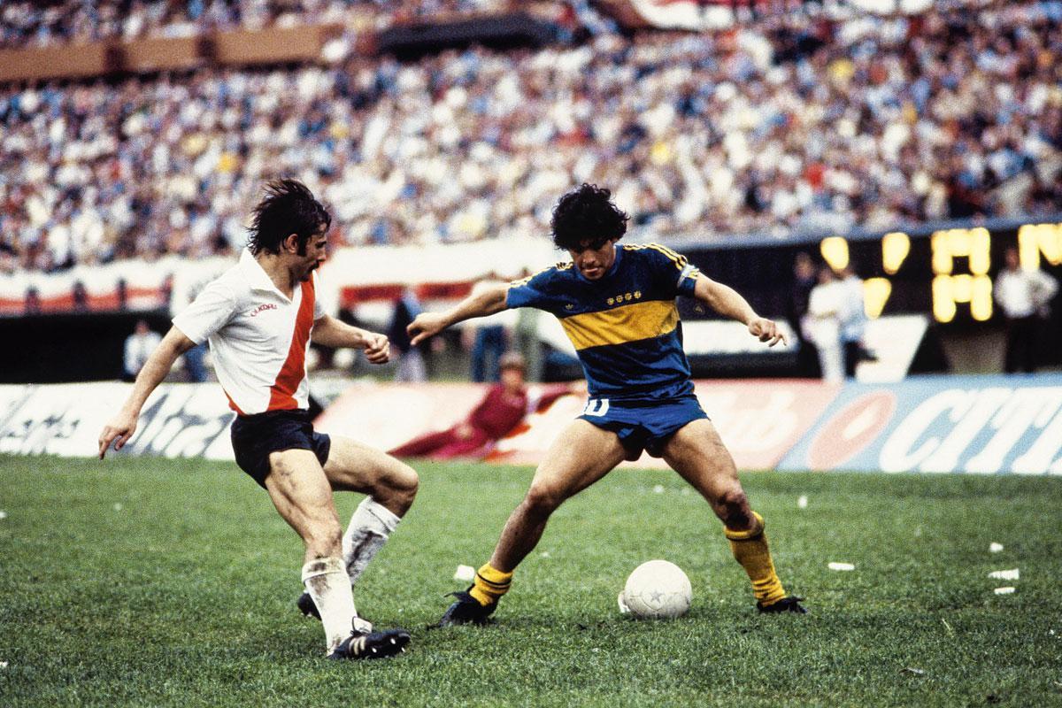 Diego Maradona speelde een hoofdrol in vele derby's tussen Boca Juniors en River Plate.