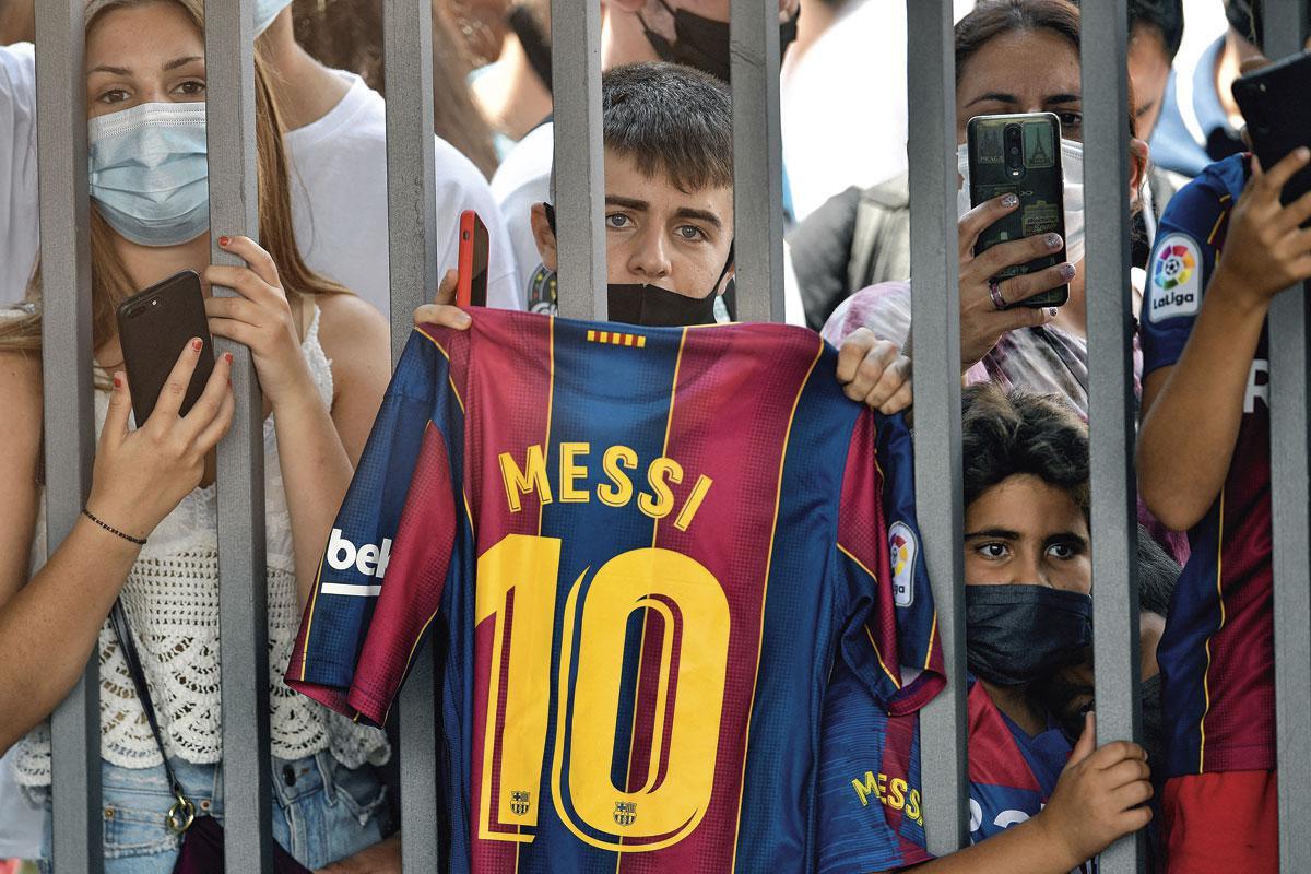 Radeloze supporters aan de poorten van Camp Nou. Een toekomst zonder Messi had niemand voor mogelijk geacht.