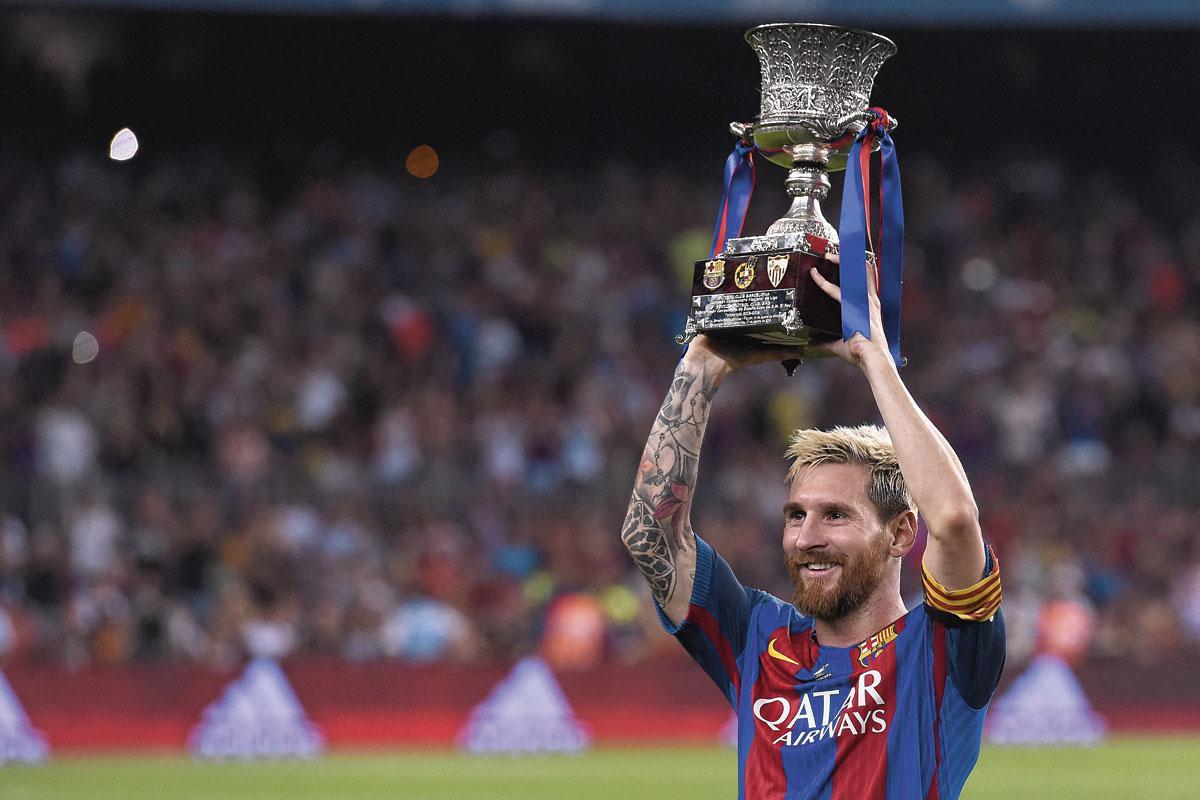 Lionel Messi met één van de 35 trofeeën die hij voor FC Barcelona won: de beker voor de Spaanse supercup in 2016.