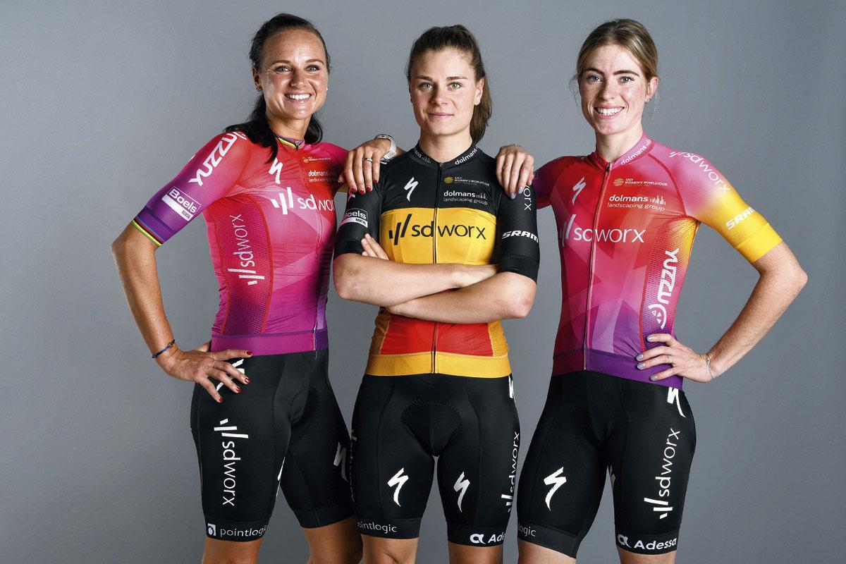 Lotte Kopecky tussen haar nieuwe ploeggenotes Chantal van den Broek-Blaak en Demi Vollering.