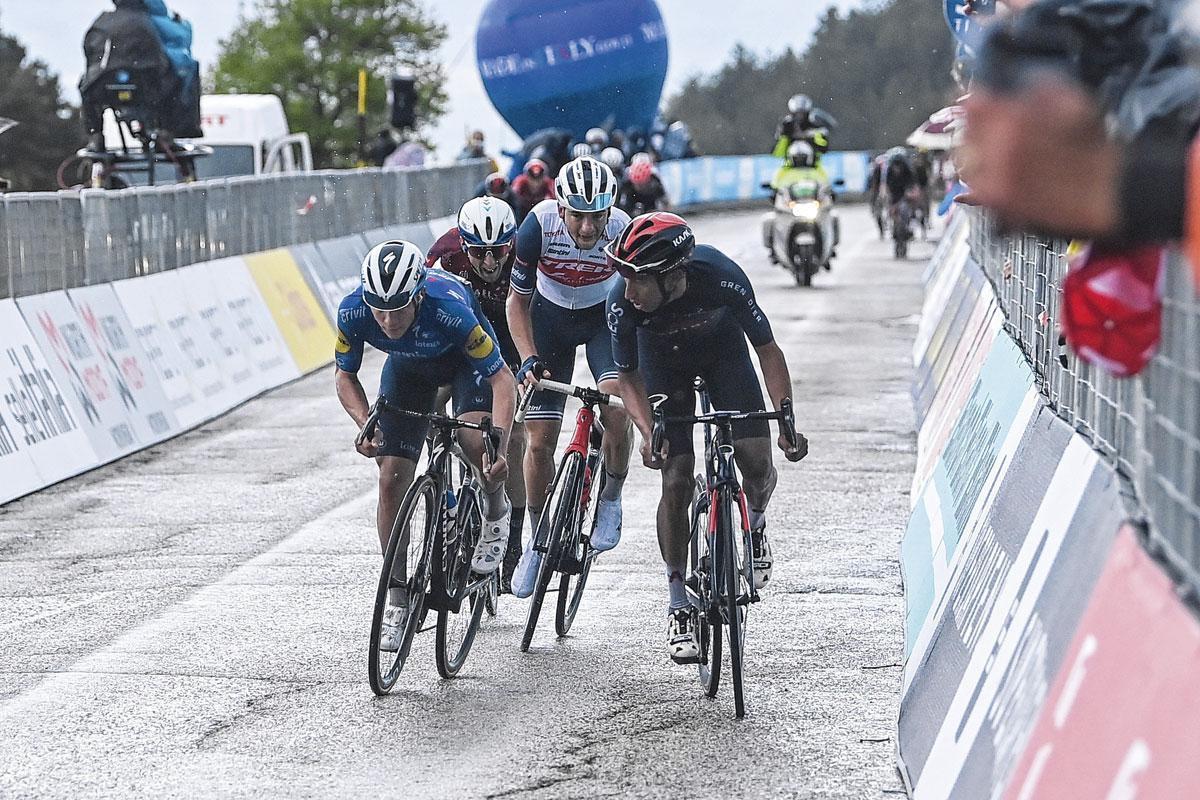 Remco Evenepoel sprint tegen Egan Bernal in de Giro. 'Een tweede luik dat hij nog moet openen is een ronde van drie weken', vindt José De Cauwer.