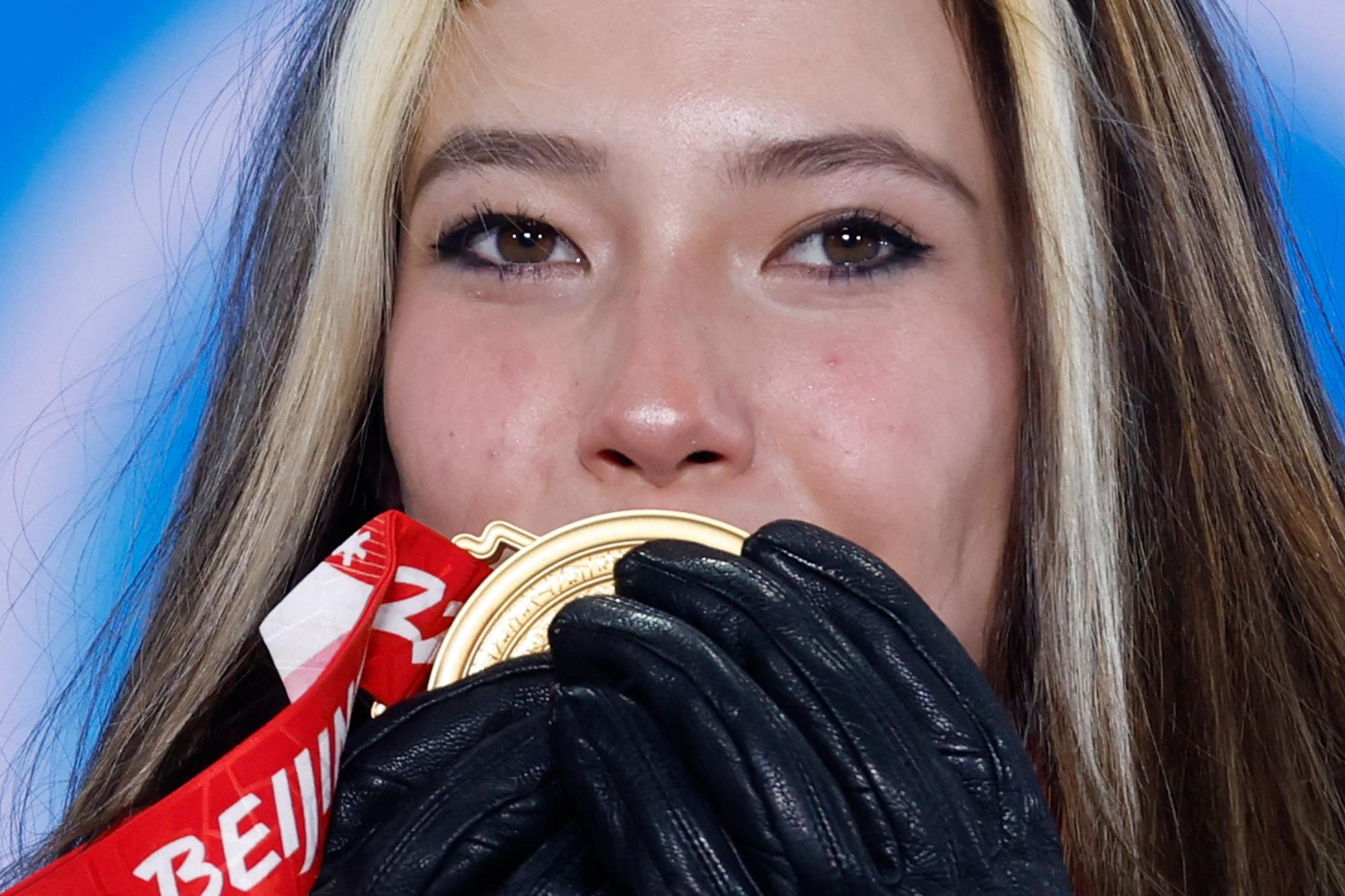 De Chinese superster Eileen Gu behaalde twee keer goud, en een keer zilver in het freestyleskiën.