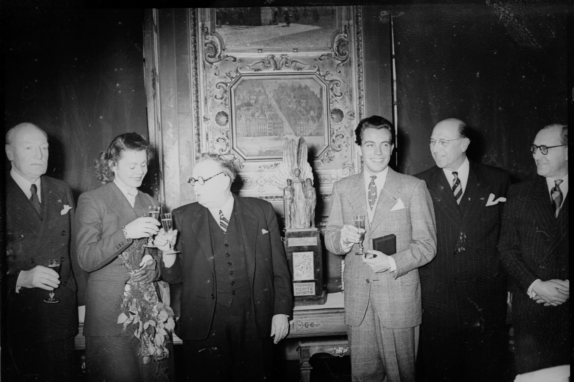 Micheline Lannoy en Pierre Baugniet worden gehuldigd na hun gouden medaille in het kunstschaatsen voor paren op de Winterspelen van 1948 in Sankt Moritz.