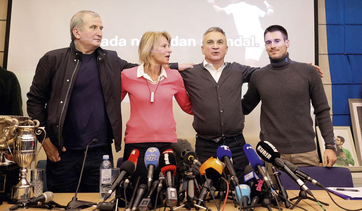 Een aantal familieleden van Novak op een rij: zijn nonkel Goran, zijn moeder Dijana, zijn vader Srdjan en zijn broer Djordje.