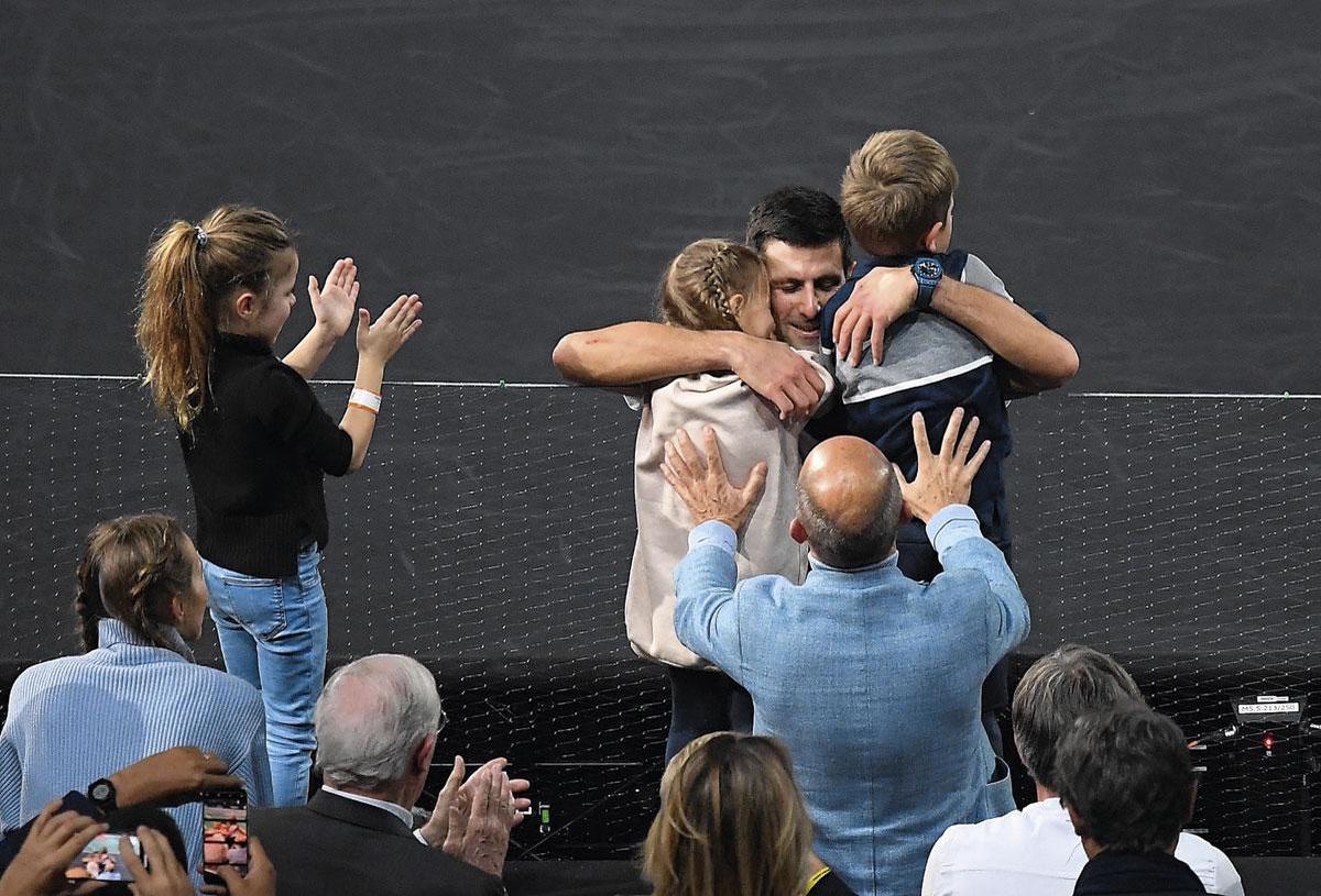 Novak Djokovic omhelst zijn kinderen Tara en Stefan. Zij zijn voor hem zijn grootste motivatie om ook nu nog hoge toppen te blijven scheren als tennisser.