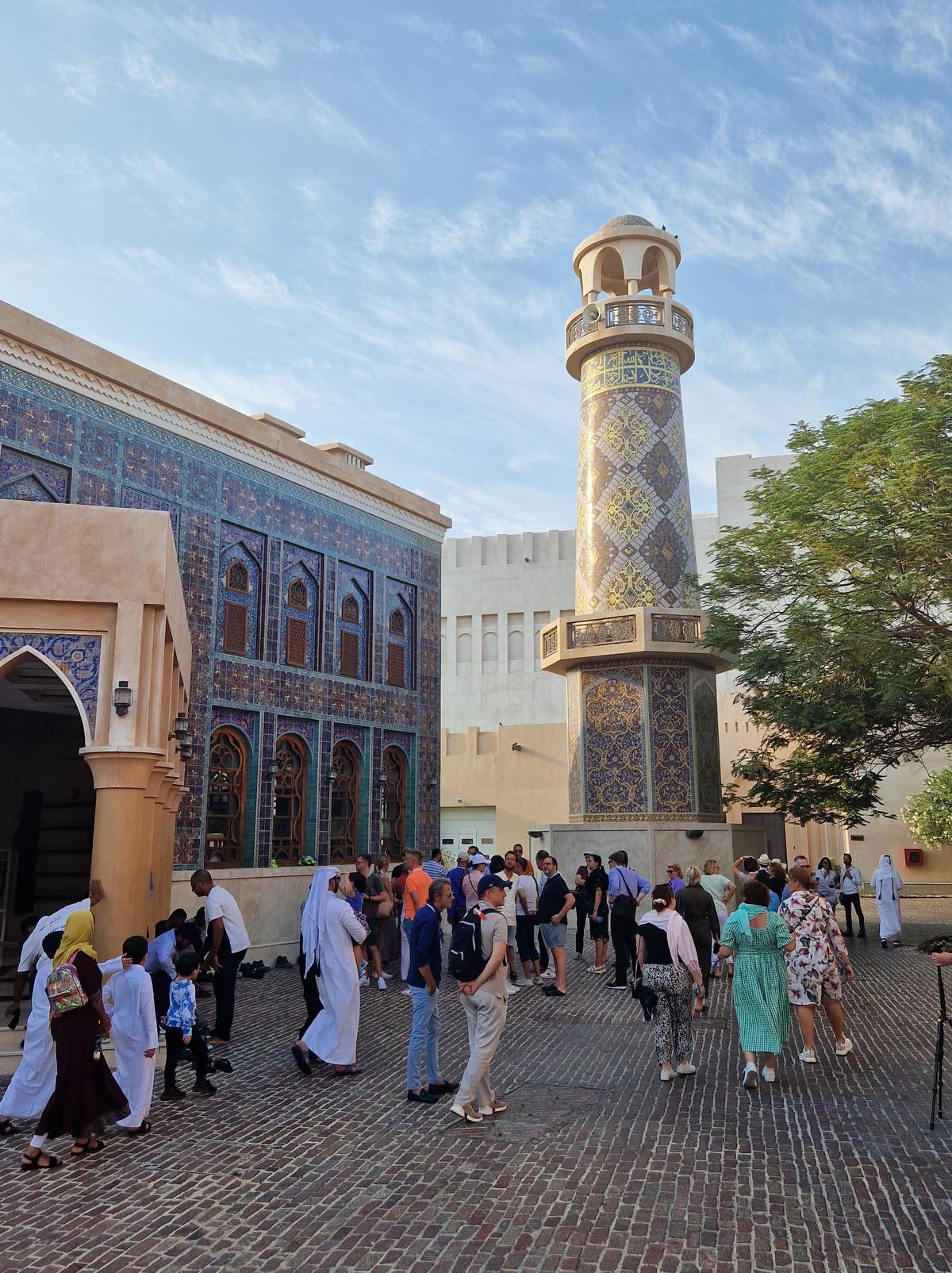 De moskee van Katara werd ontworpen door een vrouw en is versierd met duizenden gekleurde tegeltjes. (foto Pvanoyen)