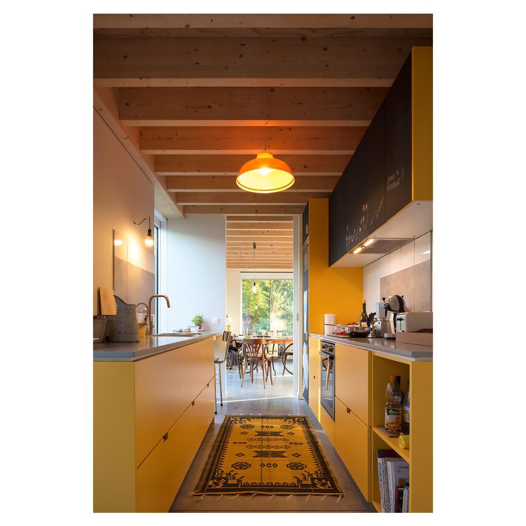 Een blikvanger zijn de twee schuifdeuren aan de keuken en leefruimte die de ruimte in één schuifbeweging afsluiten of weer verruimen. 