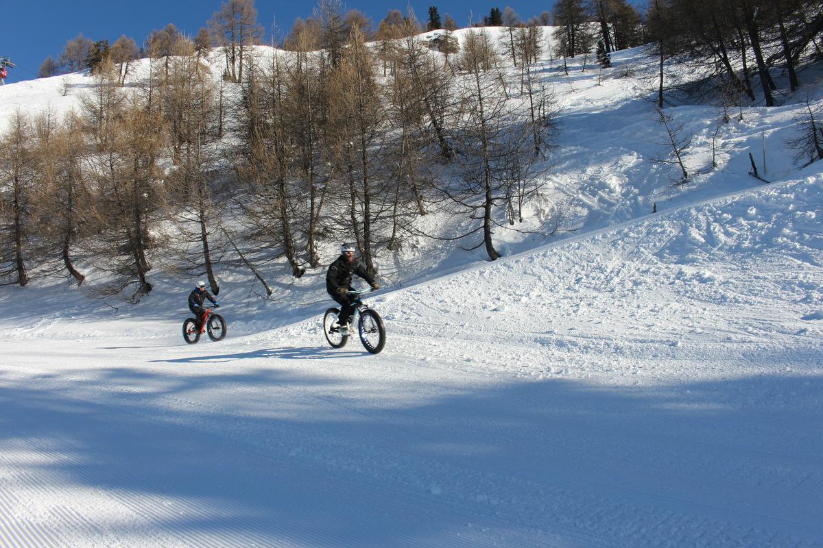 Voor wie eens wat anders wil: op twee wielen door de sneeuw. Voor wie het technisch en gedurfd mag zijn, kiest voor de mountainbike. Wie het wat makkelijker wil, kiest best voor deze e-fatbikes. (foto CMTC)