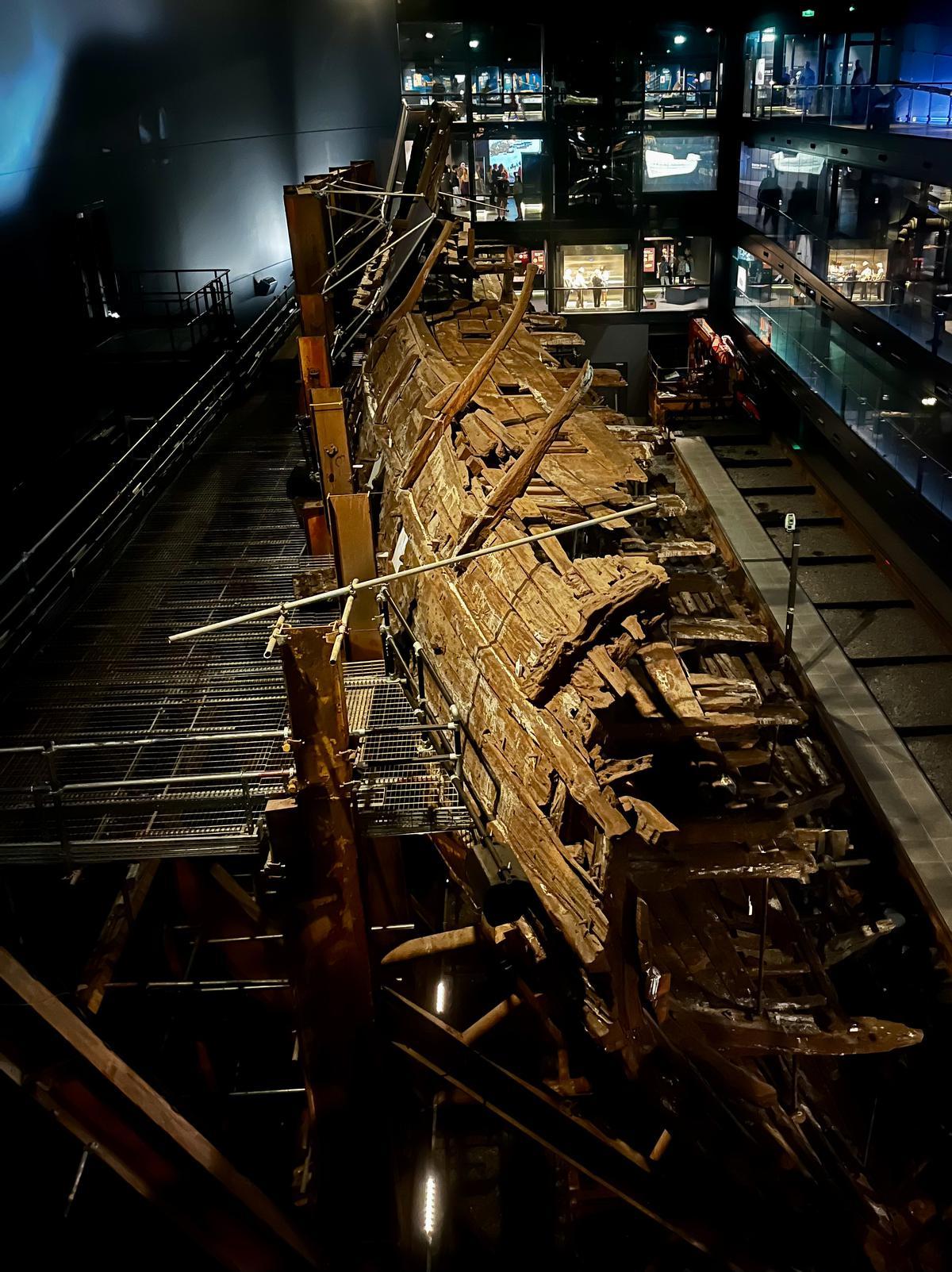 De restanten van de Mary Rose, waarrond een volledig museum is gebouwd. Enkel het deel van het schip dat in de zeebodem was gezonken, is bewaard gebleven. (foto SRA)