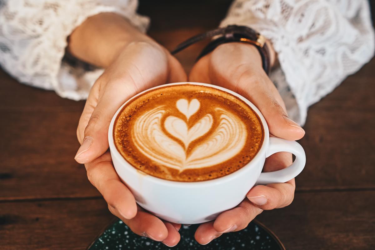 Trakteer jezelf op een heerlijke koffie als je door wind en weer gefietst hebt.© Getty Images