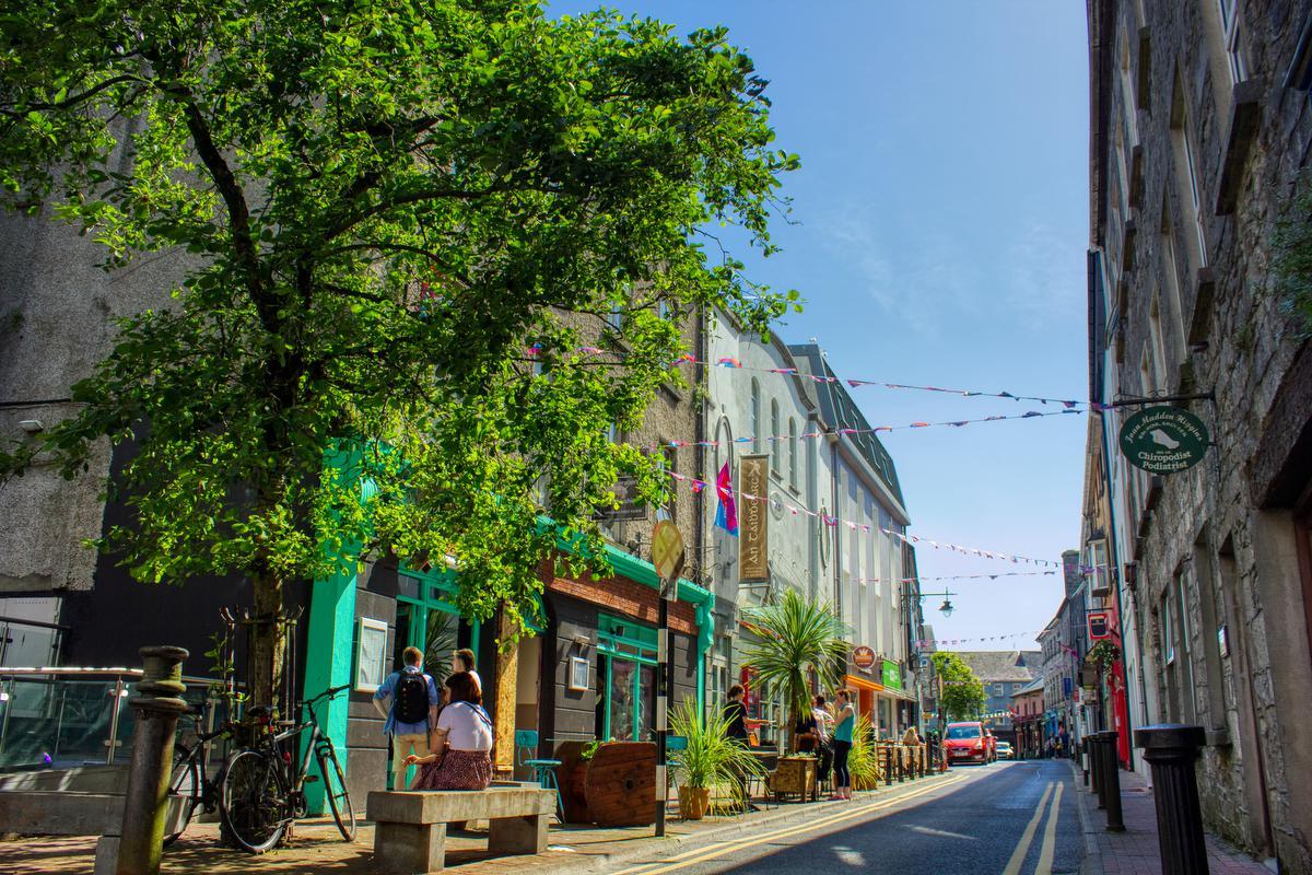De kleurrijke binnenstad van Galway telt heel wat gezellige hoeken en kanten, én, ook belangrijk, voldoende pubs. (foto CO Galway)