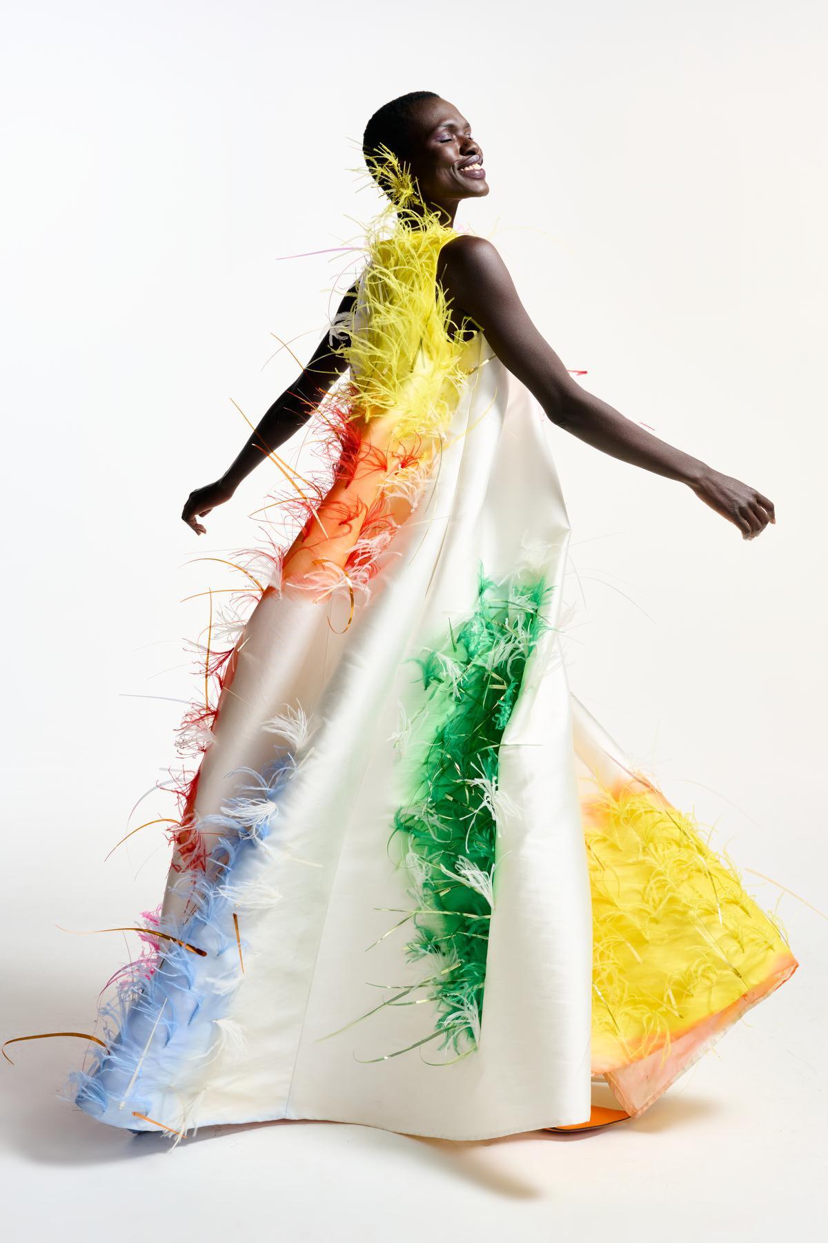 De impressionante jurk met kleurige veertjes, de blikvanger van de collectie, is een eerste creatie van Edouard Vermeulen in samenwerking met Christophe Coppens.© Natan