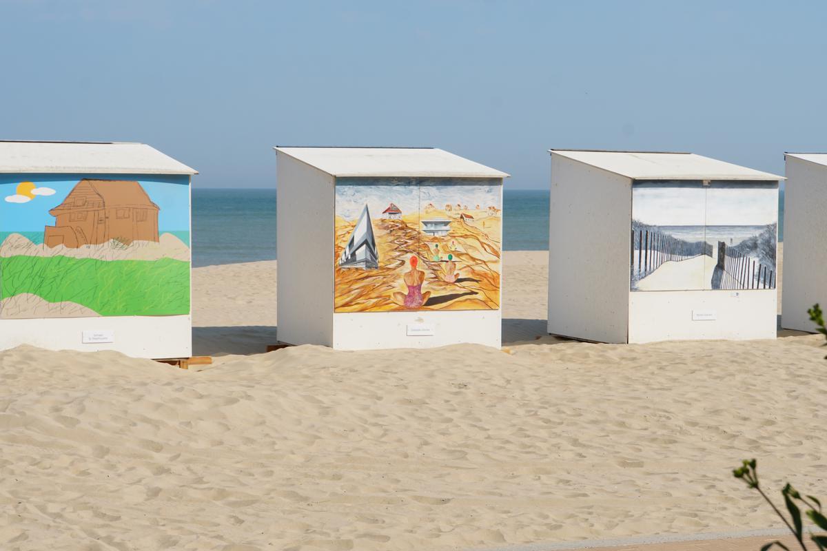 De beschilderde strandcabines in Sint-Idesbald kleuren de zomer. (foto MAF)