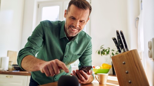 Draadloze speaker met man in de woonkamer
