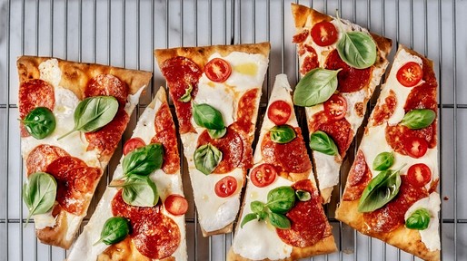 Stukken pizza op een ovenrooster