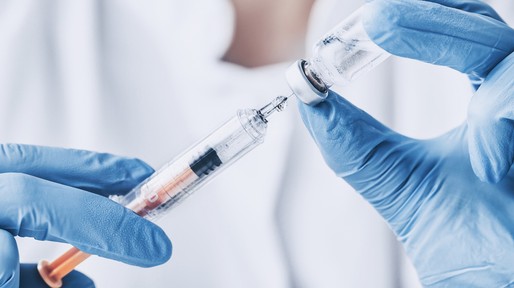 injecting injection vaccine vaccination medicine flu woman docto