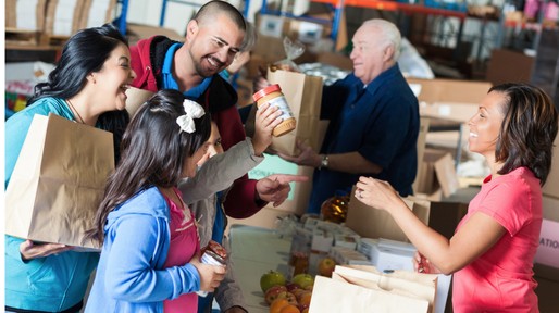 family-donate-items-to-food-drive-picture-id892542416