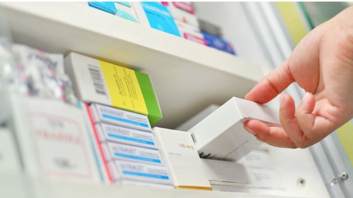 closeup-pharmacist-hand-holding-medicine-box-picture-id897885148